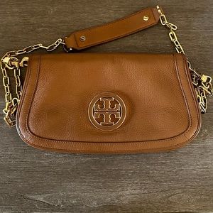 Tory Burch Amanda Logo Clutch Bag with Gold Chain Strap in Tan